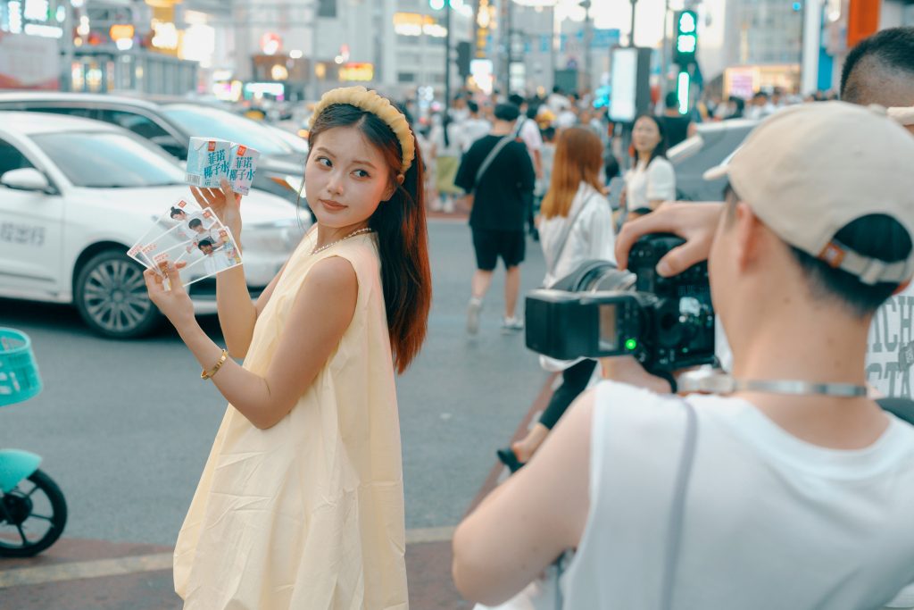 Chinese content creator performing Chinamaxxing, representing cultural identity, online performance and global social media trends.